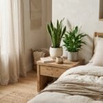 Chambre a coucher apaisante avec des plantes d'interieur dépolluantes sur la table de chevet